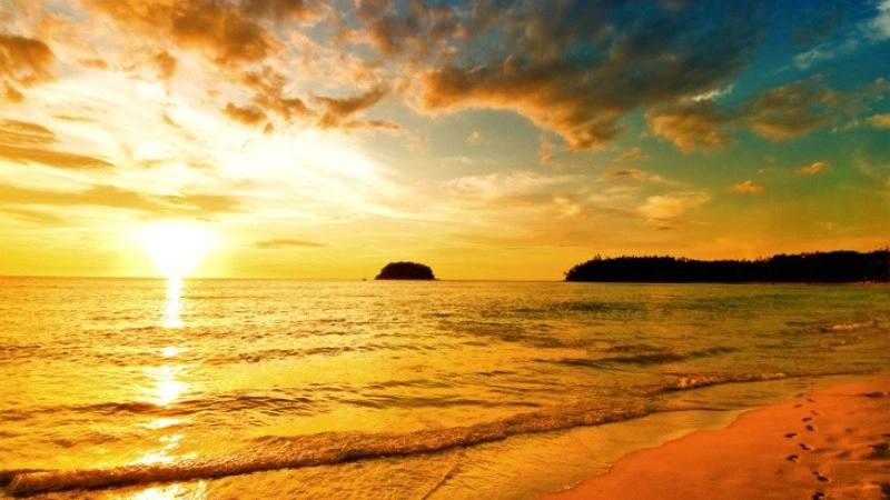 Hình nền bãi biển đầy nắng vàng rực