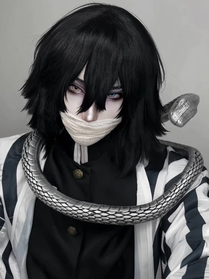 Cosplay Obanai biến hóa thành Xà Trụ với chi tiết hoàn hảo