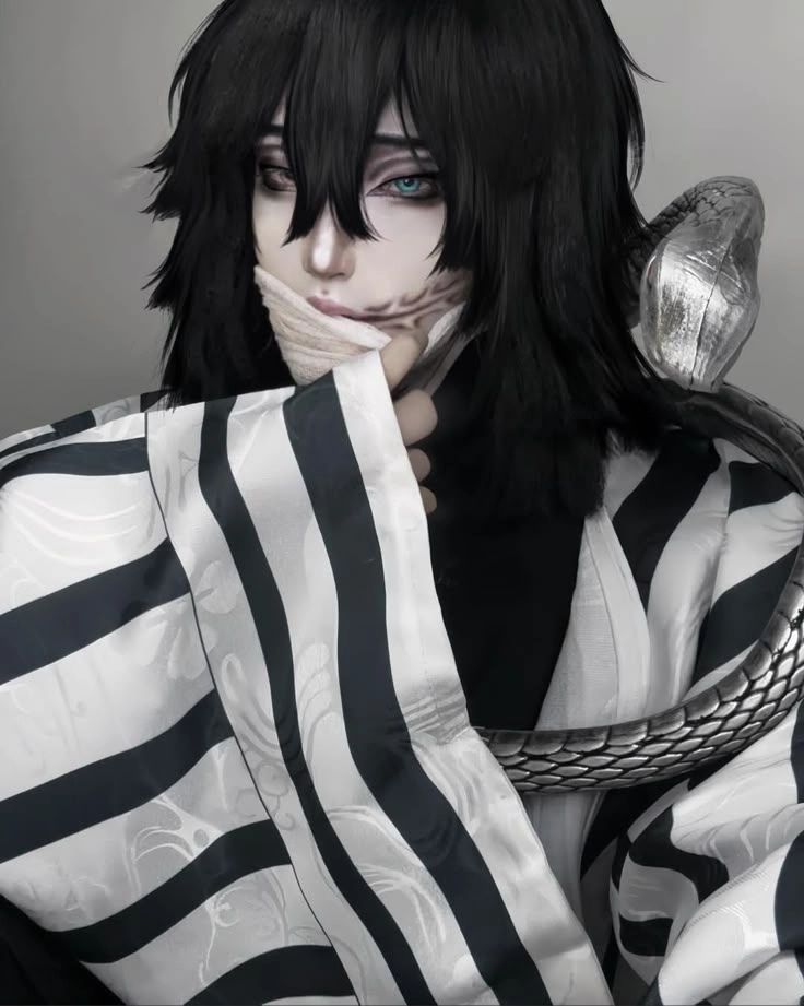 Iguro Obanai cosplay tái hiện Xà Trụ với Kaburamaru sống động