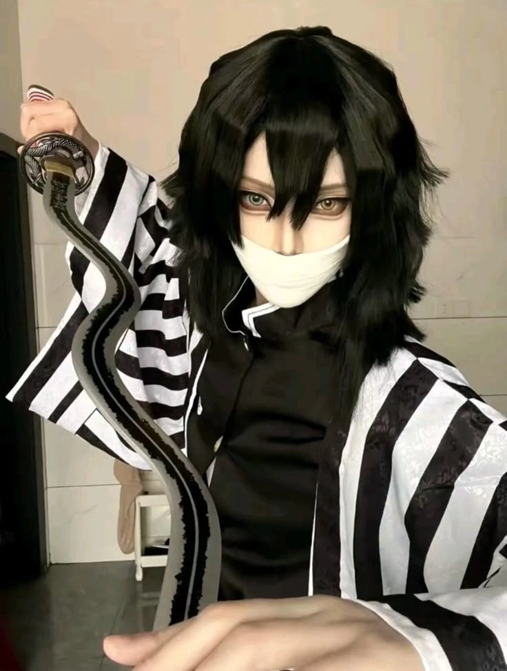 Cosplay Obanai Iguro mặt nạ và kiếm Xà Trụ đầy ấn tượng