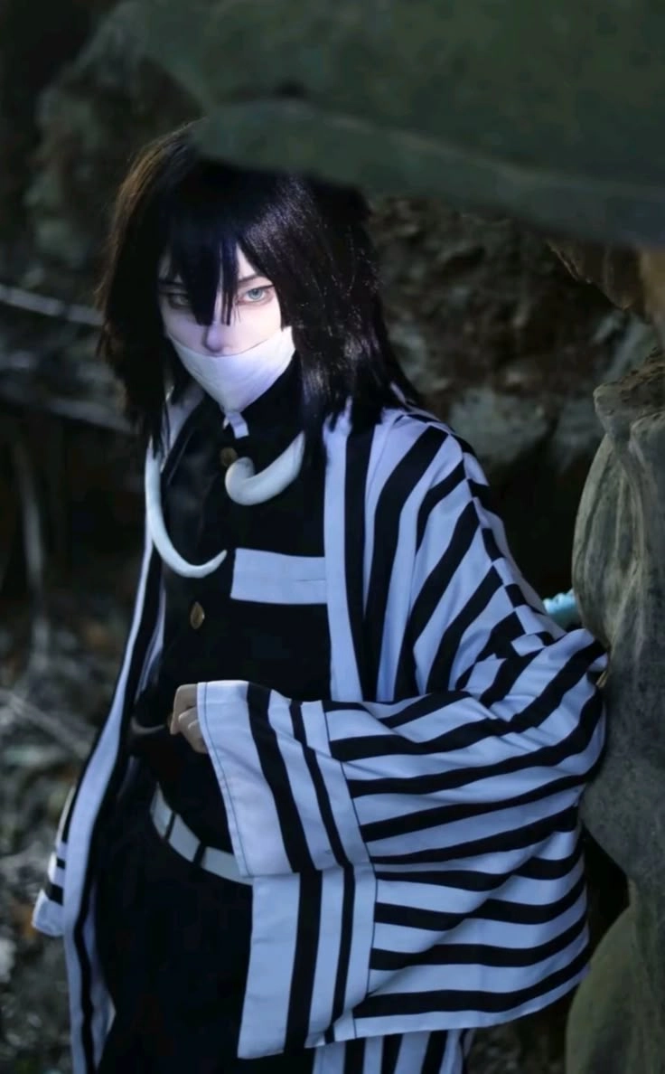 Obanai Iguro cosplay hóa thân Xà Trụ với phong cách anime
