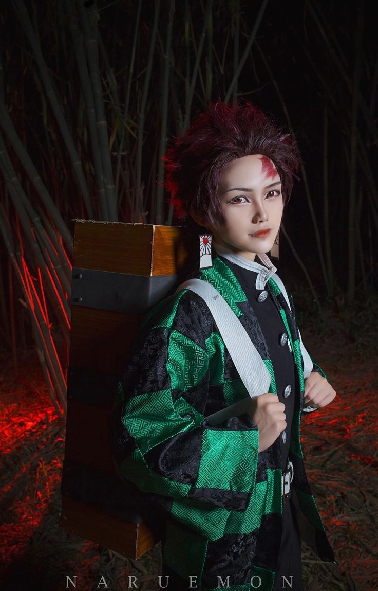 Tanjiro best cosplay chi tiết hanafuda và kiếm ấn tượng
