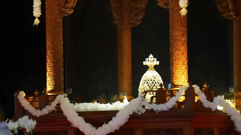 Viên xá lợi có tác dụng gì trong việc tu hành và thờ cúng tâm linh