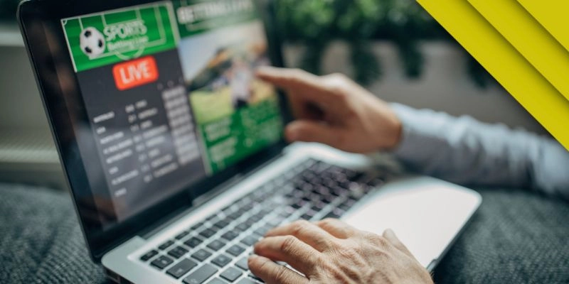  Hình ảnh người chơi phân tích kèo bóng đá trên điện thoại