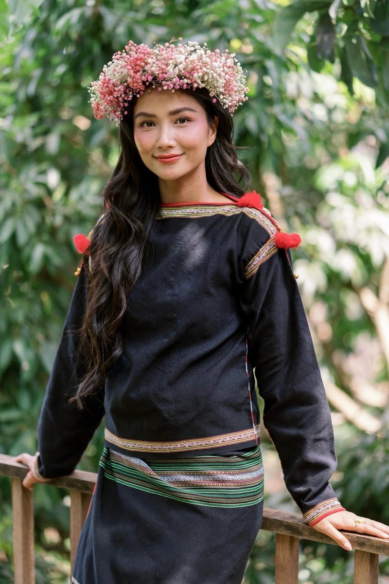 Đắm mình trong thế giới H'Hen Niê phong cách