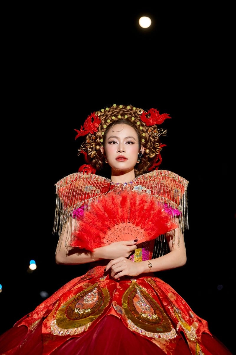 Sưu tầm những khoảnh khắc Hoàng Thùy Linh gợi cảm