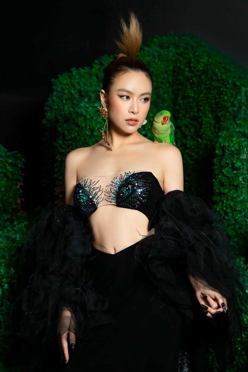 Đắm mình trong thế giới Hoàng Thùy Linh trẻ trung