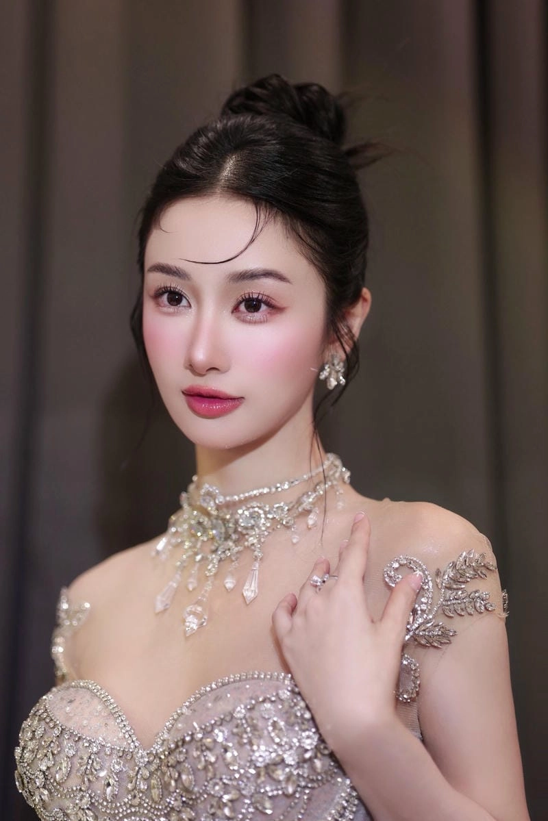 Cùng ngắm Jun Vũ xinh đẹp