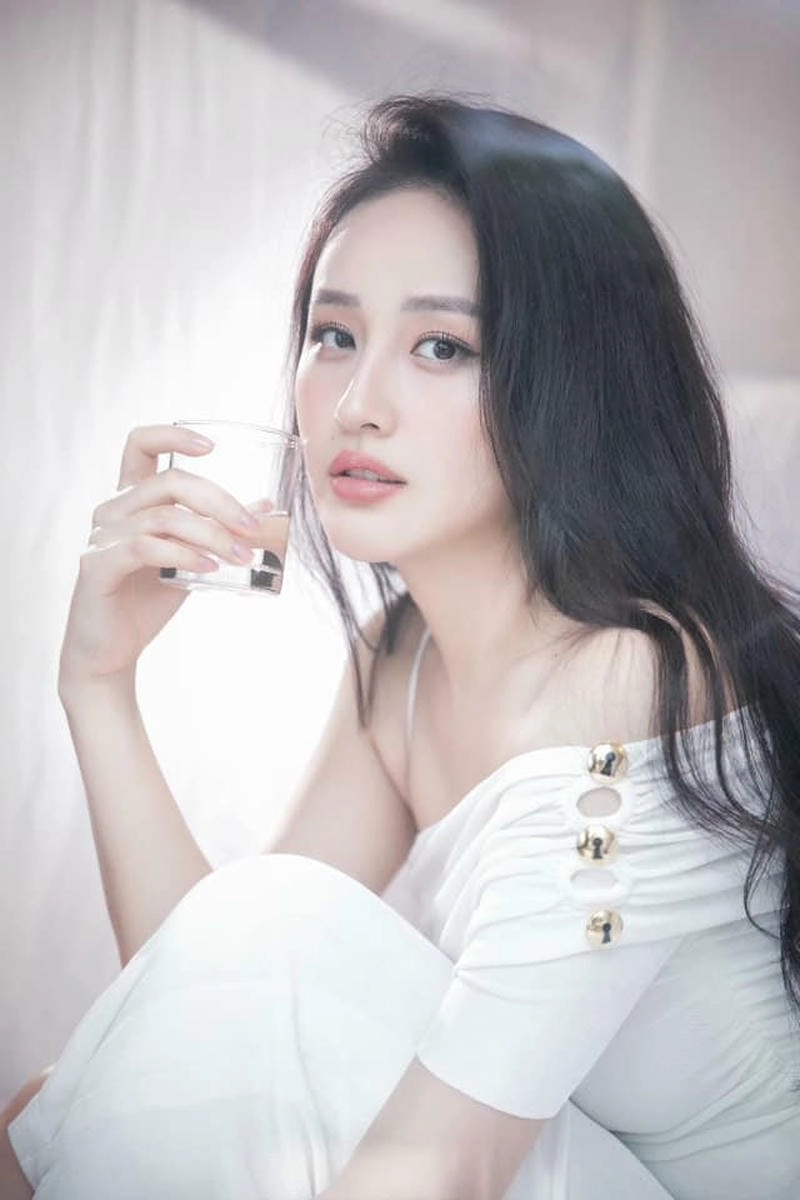 Cùng ngắm Mai Phương Thúy dịu dàng