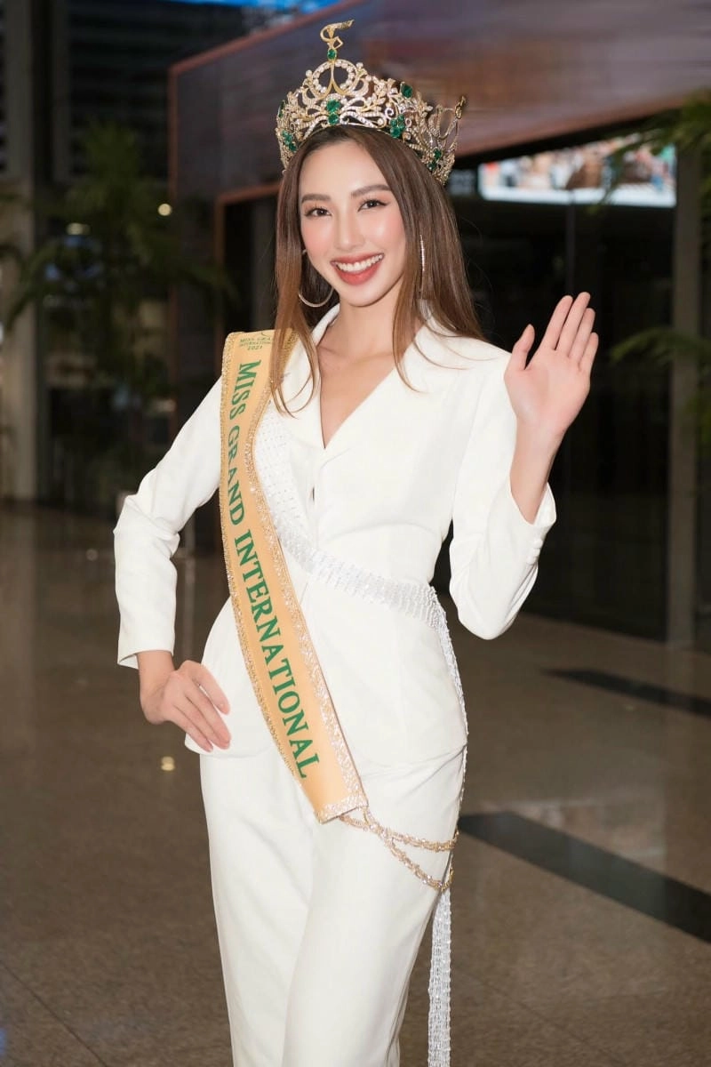 Đắm mình trong thế giới Thùy Tiên phong cách