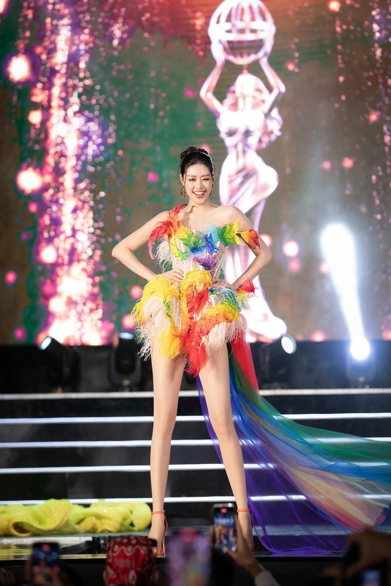Cùng ngắm Khánh Vân xinh đẹp