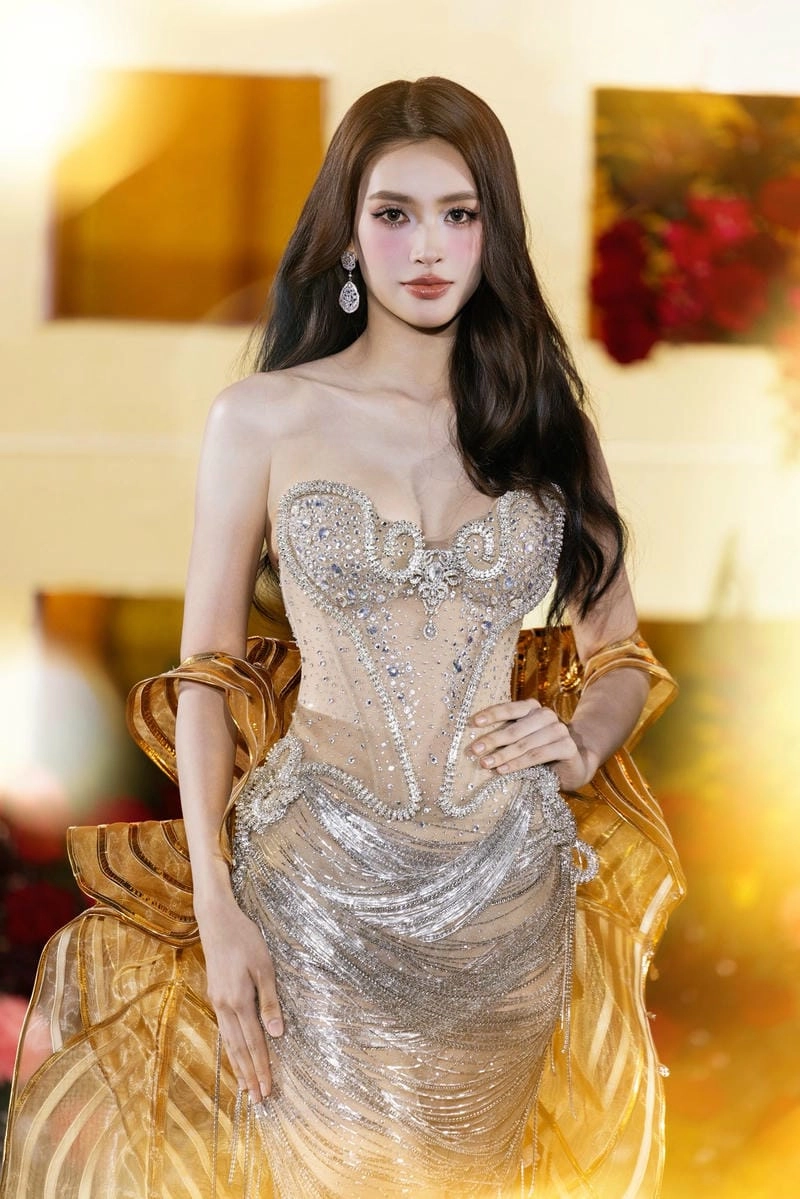 Cùng ngắm hoa hậu Tiểu Vy