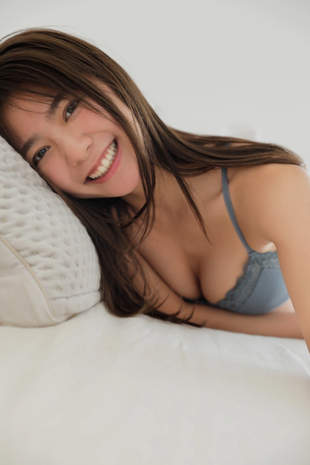 Asuka Kawazu quay lưng cong cháy sexy nhìn là đổ gục