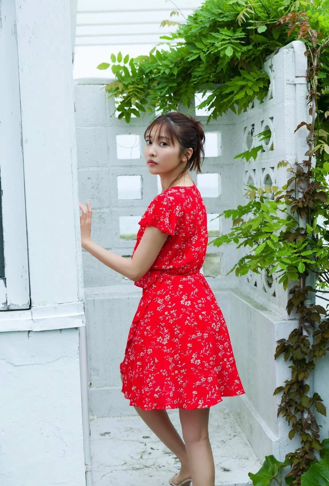 Hinako Sano quay lưng cong cháy sexy nhìn là đổ gục