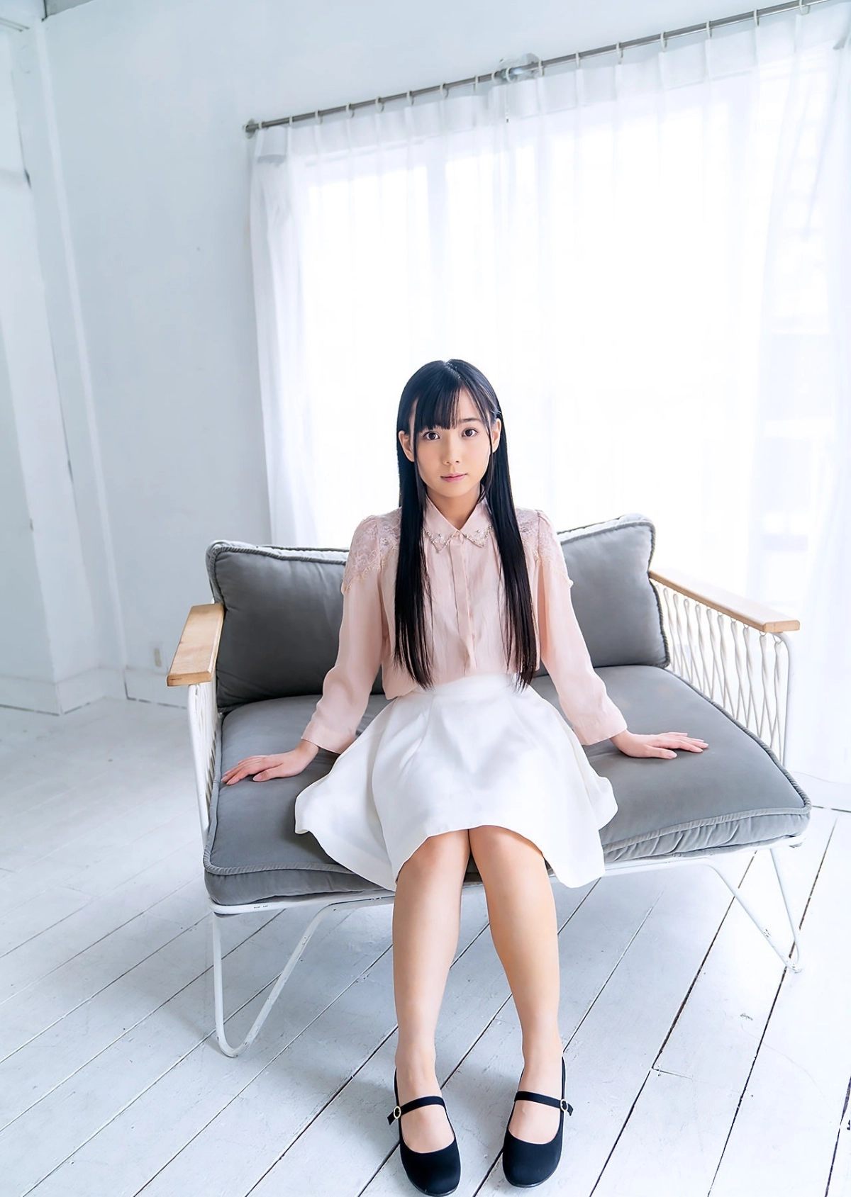 Mayoi Arisaka tỏa thần thái gợi cảm khó cưỡng