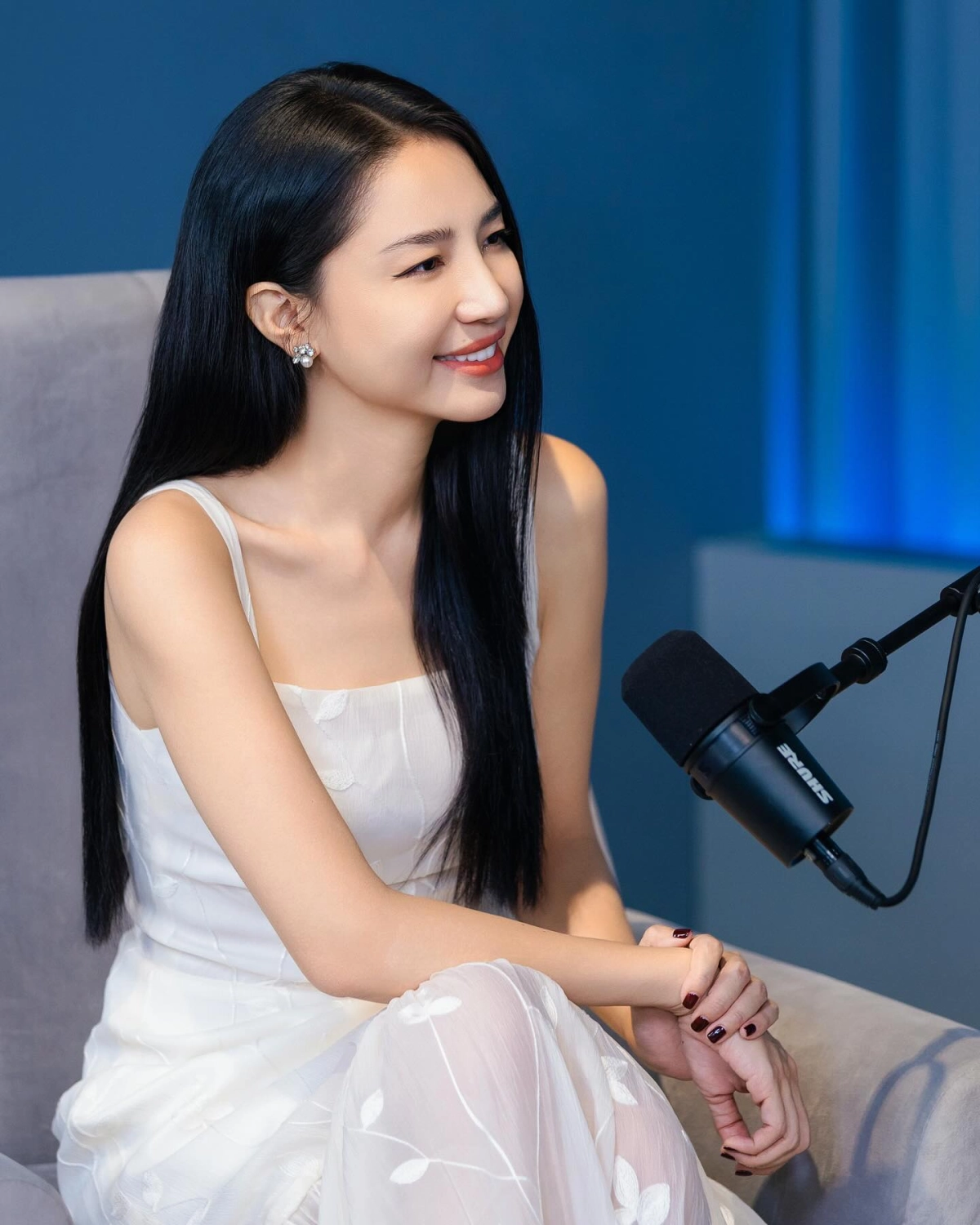 Hình gái cute mang màu sắc tươi sáng và trẻ trung.