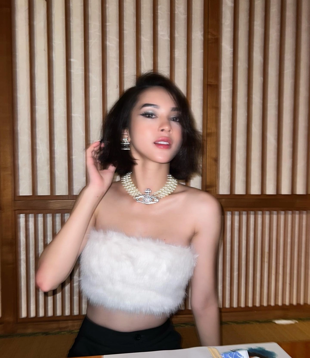 Ảnh chân dung cô gái xinh nổi bật vẻ đẹp tự nhiên.