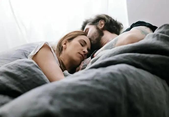 Nằm mơ ôm gái là điềm báo gì tốt hay xấu theo tâm linh?