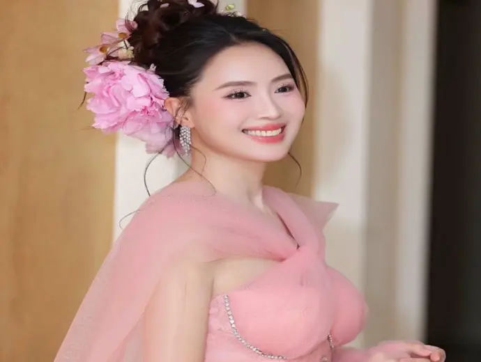 Những khoảnh khắc Hồng Diễm đầy nữ tính và ngọt ngào