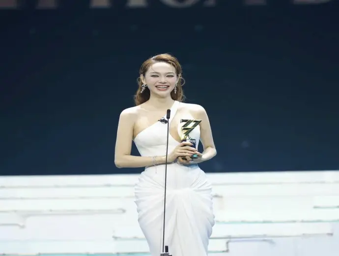 Bộ ảnh Minh Hằng phong cách, đầy cá tính và quyến rũ