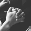 Khám phá vẻ đẹp hình nền nắm tay ý nghĩa và lãng mạn