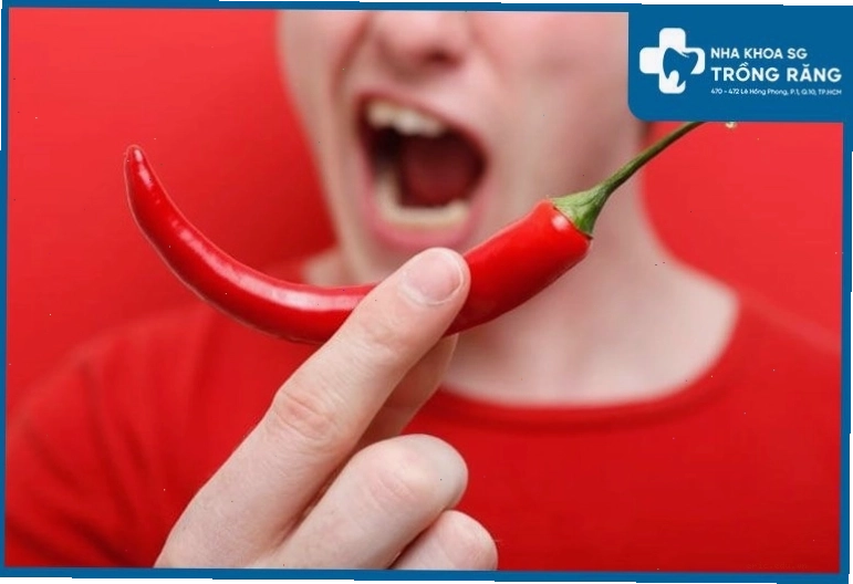 Ăn đồ cay nóng cũng có thể dẫn đến tình trạng viêm gai lưỡi
