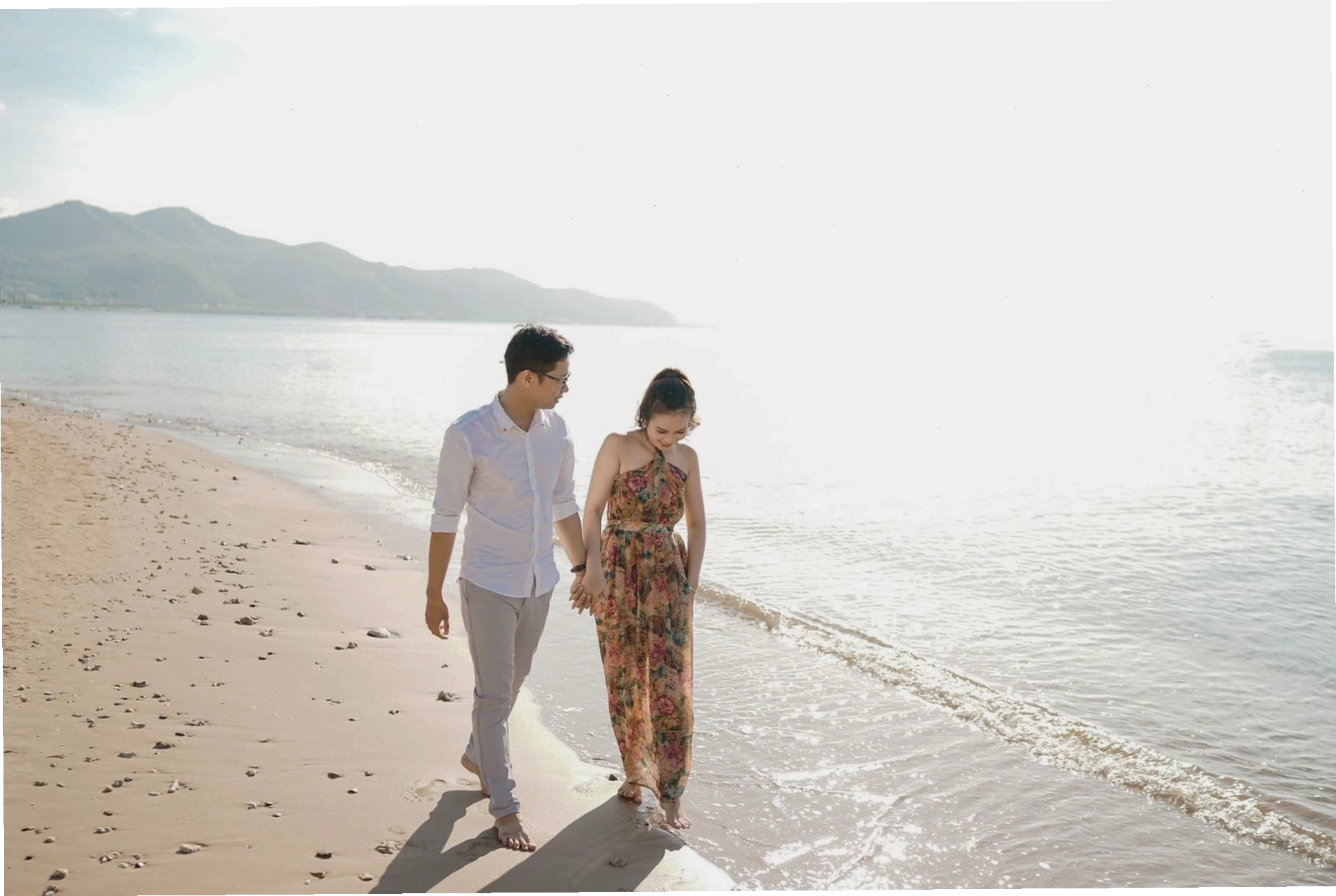 Ảnh cùng nhau nắm tay nhau đi dạo bờ biển