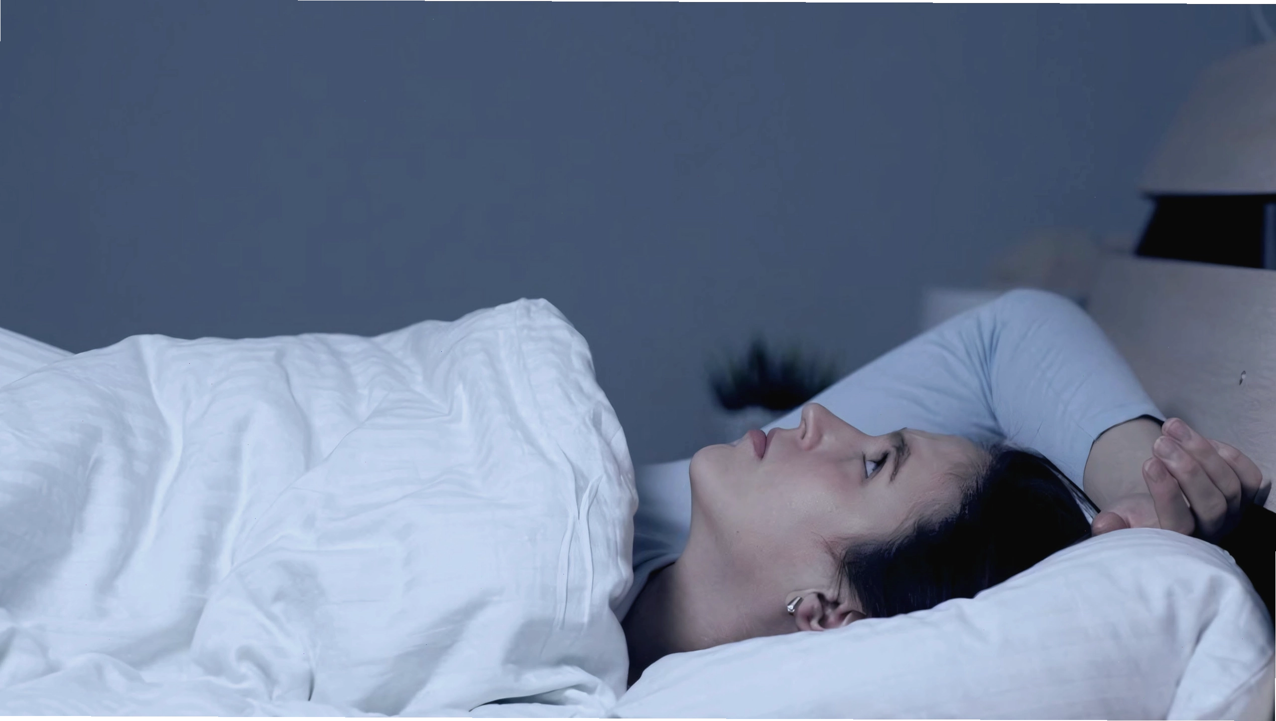 Ảnh minh họa người đàn ông mệt mỏi, buồn ngủ với ánh mắt lờ đờ