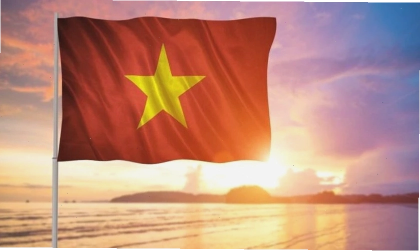 Ảnh nền lá cờ Việt Nam bay giữa trời