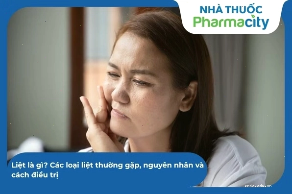 Bác sĩ đang thực hiện đo điện não đồ cho bệnh nhân