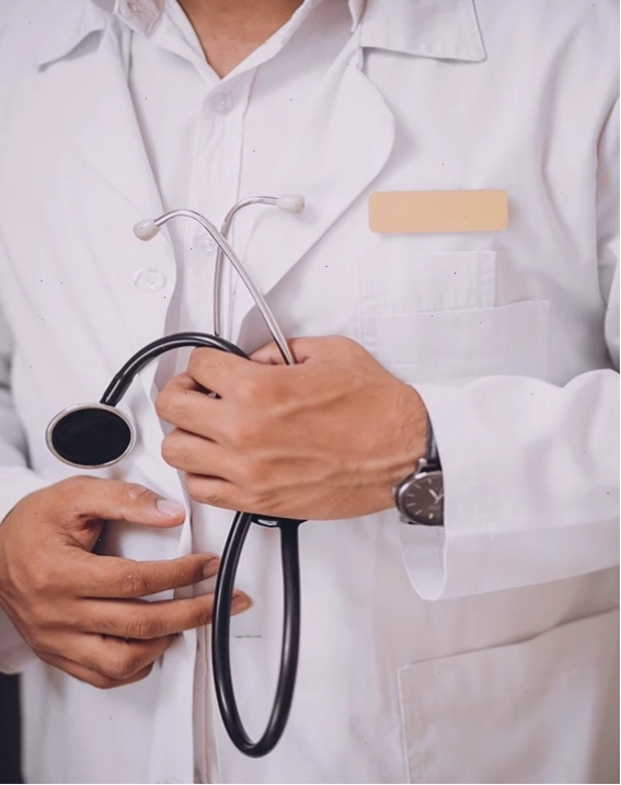Bác sĩ đang thực hiện quy trình chẩn đoán và điều trị bệnh sỏi gan