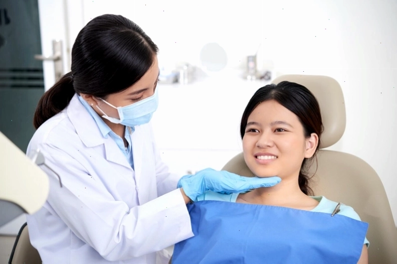 Bác sĩ thăm khám và tư vấn cẩn thận khi thực hiện phẫu thuật trượt cằm