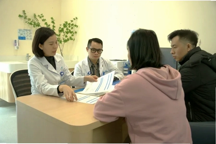 Bác sĩ tư vấn kết quả chọc ối cho gia đình