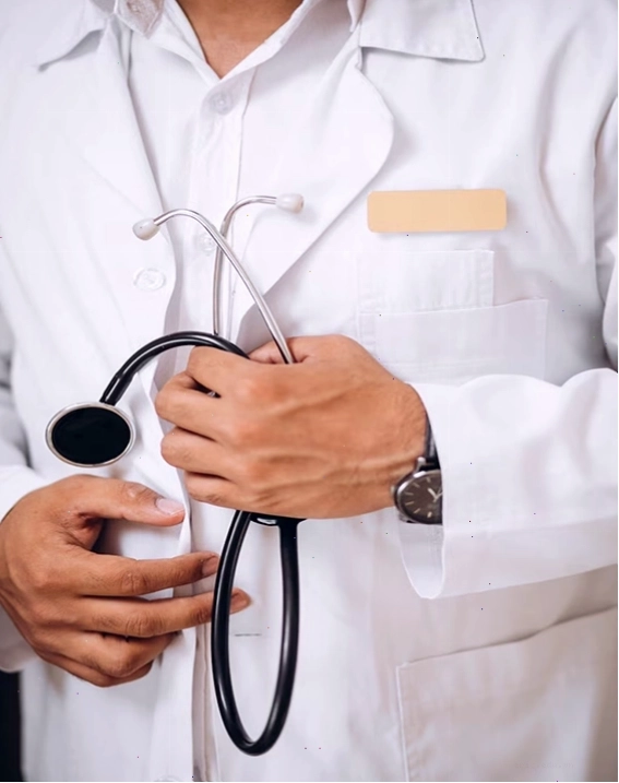 Bác sĩ tư vấn và lựa chọn dịch vụ xét nghiệm