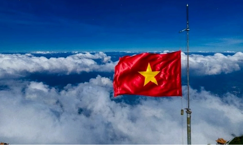 Background cờ Việt Nam tung bay ý nghĩa, gợi cảm xúc mạnh mẽ