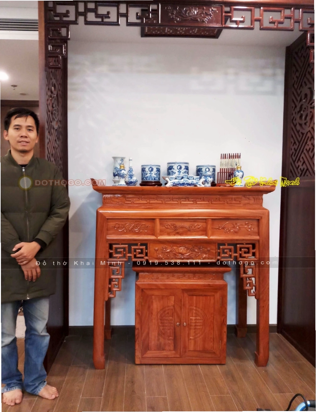 Bàn thờ hiện đại kèm tủ thờ đặt ở vị trí trang trọng