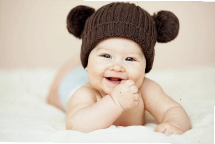 Bé gái cầm bình sữa, nhìn ngộ nghĩnh