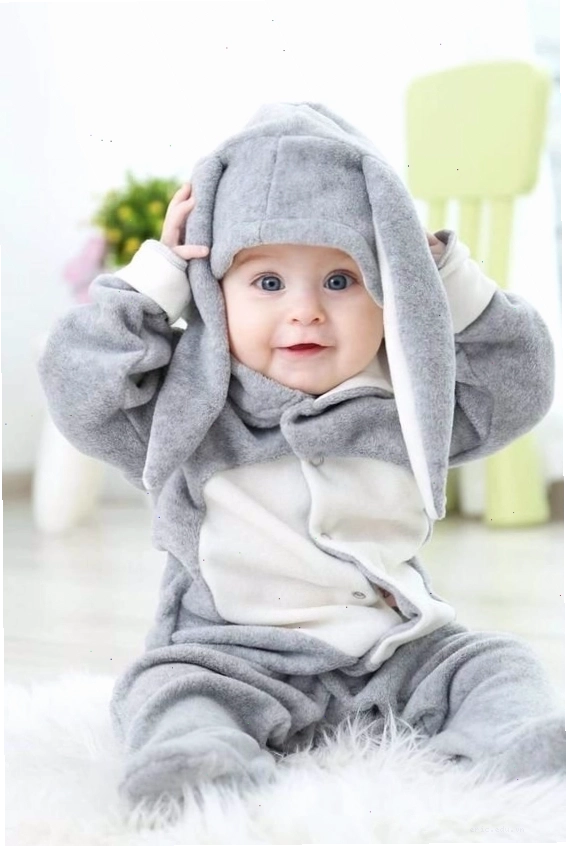 Bé gái đang chơi đồ chơi với vẻ mặt thích thú