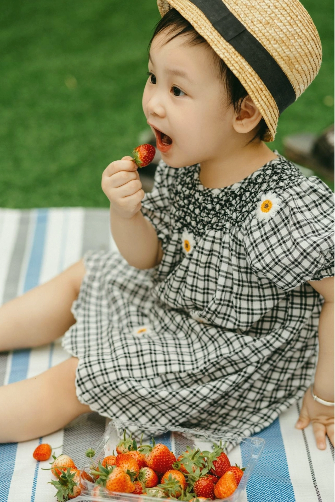 Bé gái mặc váy trắng, tóc dài, đứng giữa thiên nhiên