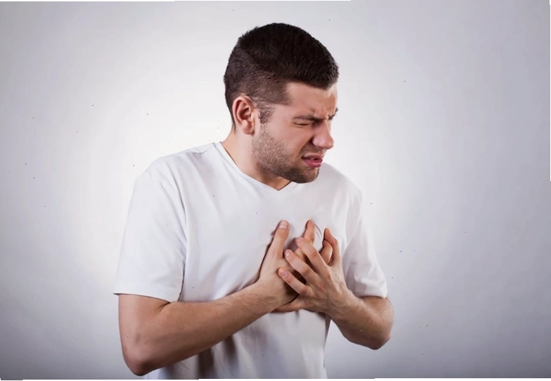 Bệnh nhân mô tả cảm giác nặng ngực và đau tức ngực