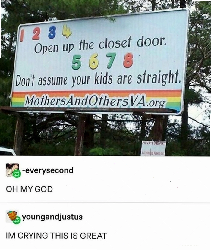 Biển quảng cáo với thông điệp khuyến khích mở cửa tủ, liên quan đến meme LGBT và sự hỗ trợ