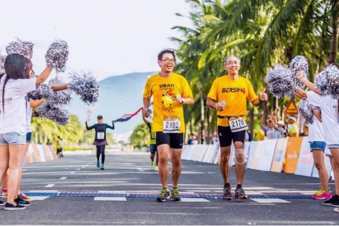 Cách diễn đạt triệu chứng đau họng và ho có đờm trong tiếng Anh