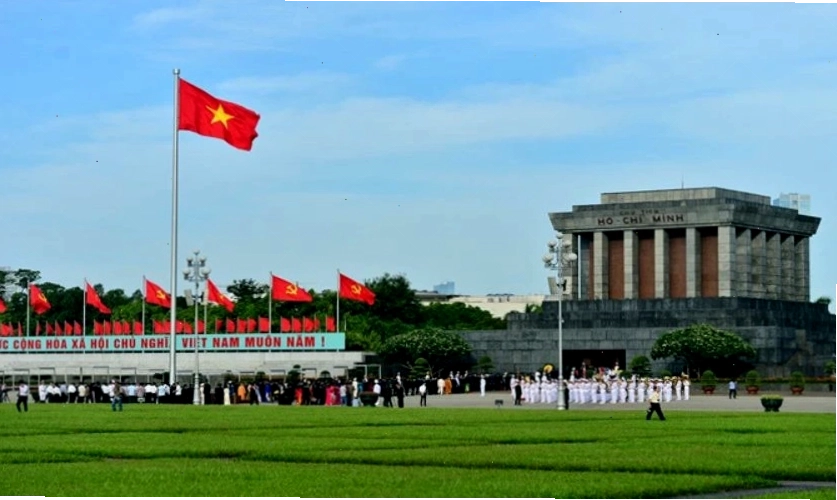 Cận cảnh lá cờ Việt Nam tung bay trên nền trời xanh