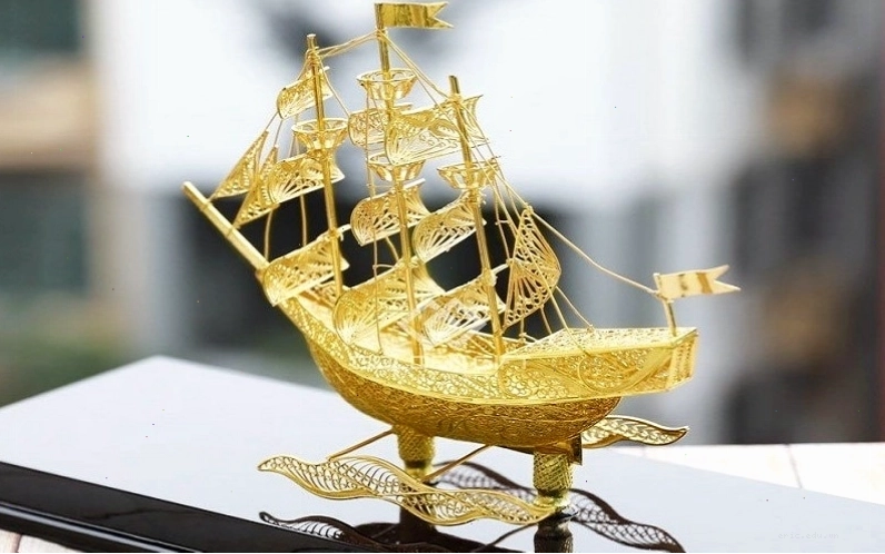 Cần đặt thuyền buồm phong thủy theo hướng mũi thuyền tiến vào nhà để đón tài lộc.