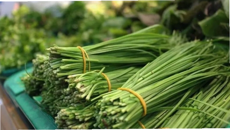 Cặp đôi bạn thân nữ lựa chọn ảnh có gam màu trầm và biểu cảm lạnh lùng