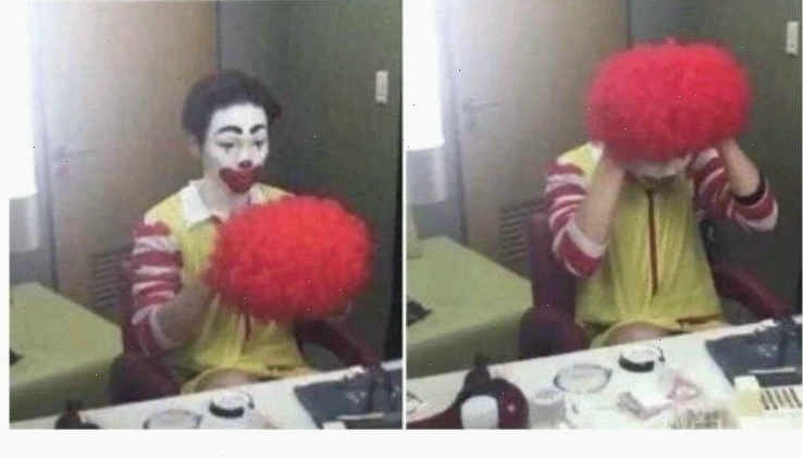 Chú hề đội tóc giả - Clown meme template phổ biến