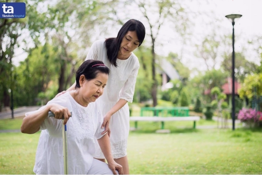 Chuyên gia y tế hướng dẫn người bệnh cách chăm sóc khớp bị viêm