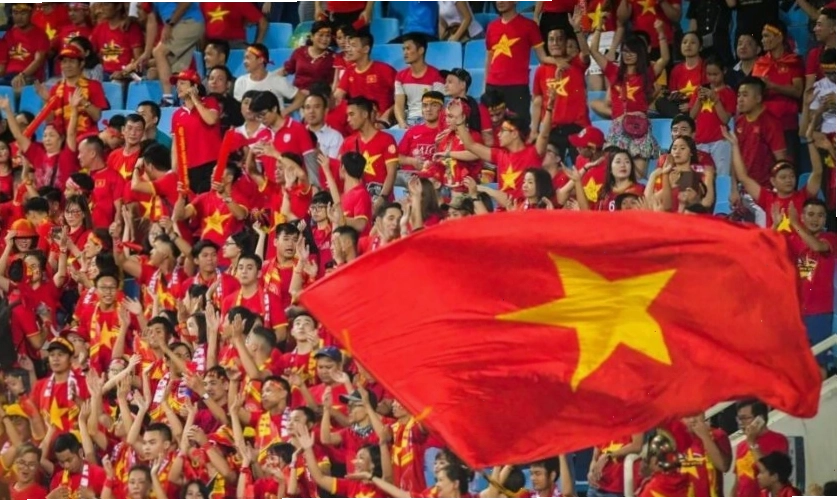 Cổ động viên Việt Nam giương cao cờ đỏ sao vàng
