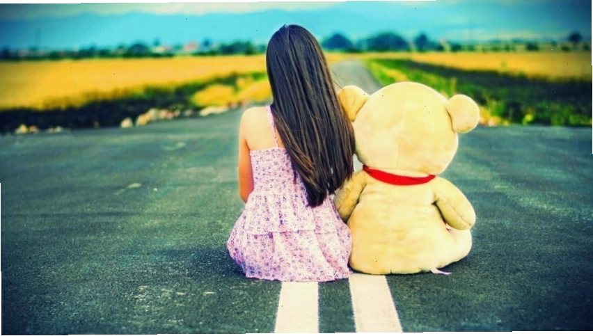 Cô gái ngồi một mình bên cửa sổ, thể hiện sự nhớ nhung và cô đơn