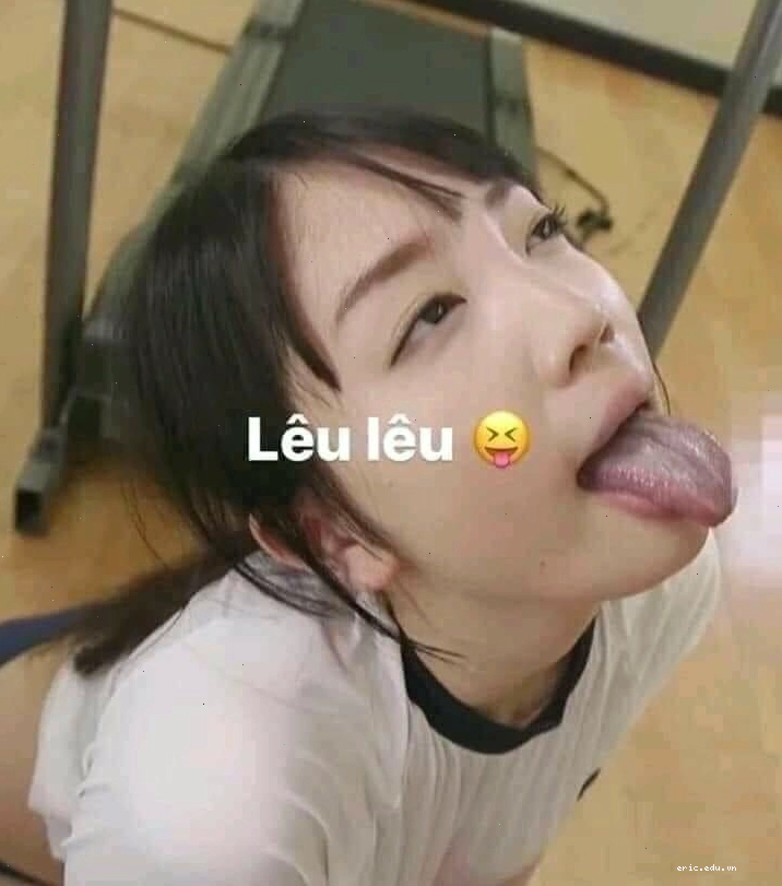 Cô gái Nhật Bản thè lưỡi lêu lêu đáng yêu
